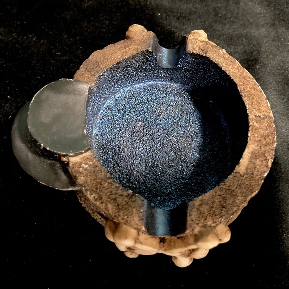 Vintage Skull and CrossBones Halloween Resin Ashtray - Picture 11 of 12